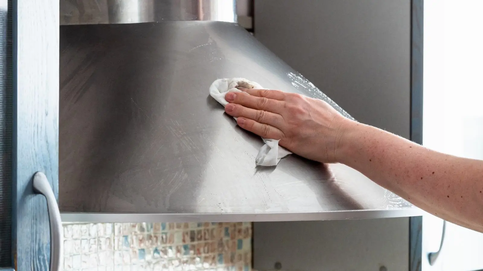 Come pulire la cappa della cucina in acciaio? Il metodo professionale per farla tornare come nuova e splendente