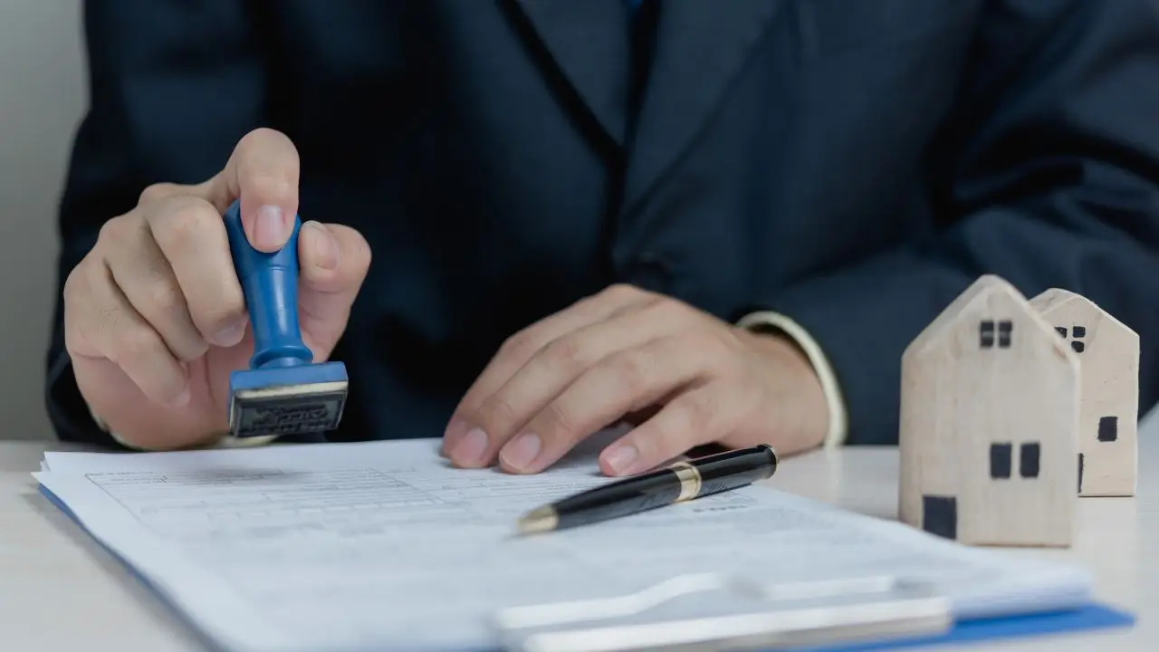 Attenzione alle spese nascoste dal notaio: ecco come si paga davvero